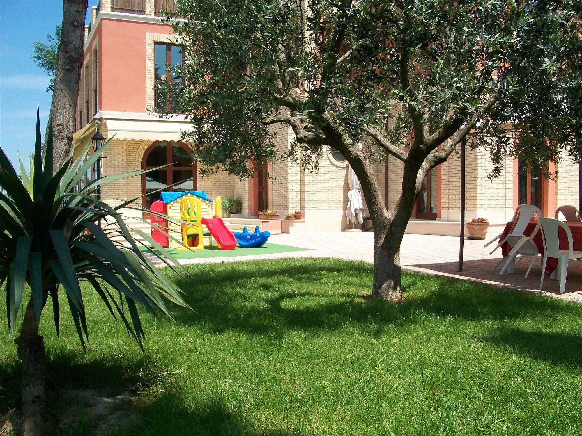Hotel Ristorante Casa Rossa Alba Adriatica Eksteriør bilde